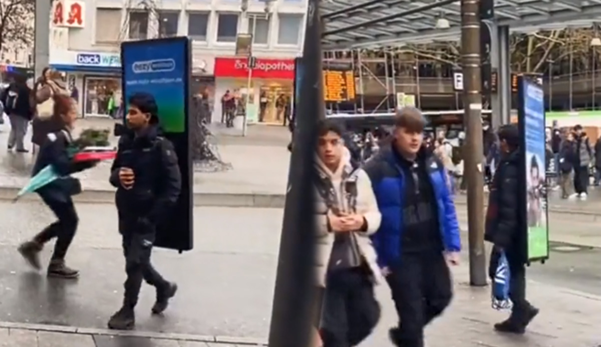 Sosyal medyayı ikiye bölen görüntüler… İnsanları yürüyen reklam panolarına döndürdüler: Almanya sokaklarında böyle gezdirdiler!