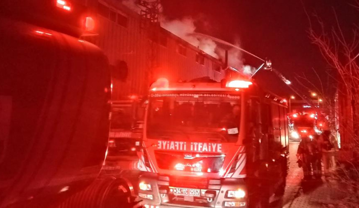 Arnavutköy’de 10 bin metrekarelik fabrika alev alev yandı