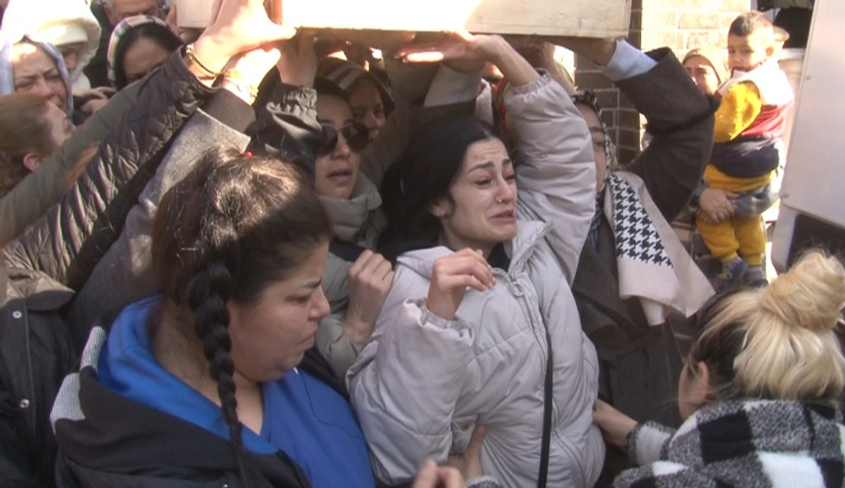 Annesinin tabutunu taşırken gözyaşlarına boğuldu: Çok ağır, taşıyamıyorum