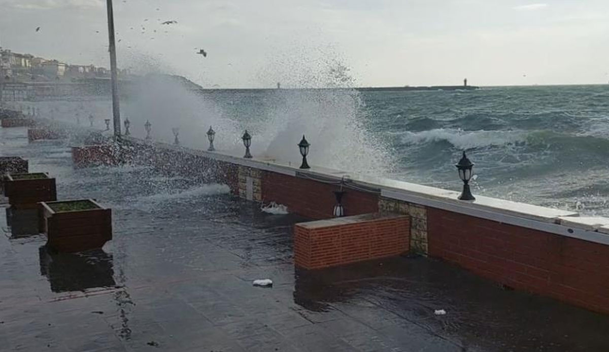 Marmara'da şiddetli fırtına uyarısı! Dev dalgalar sahile vurdu