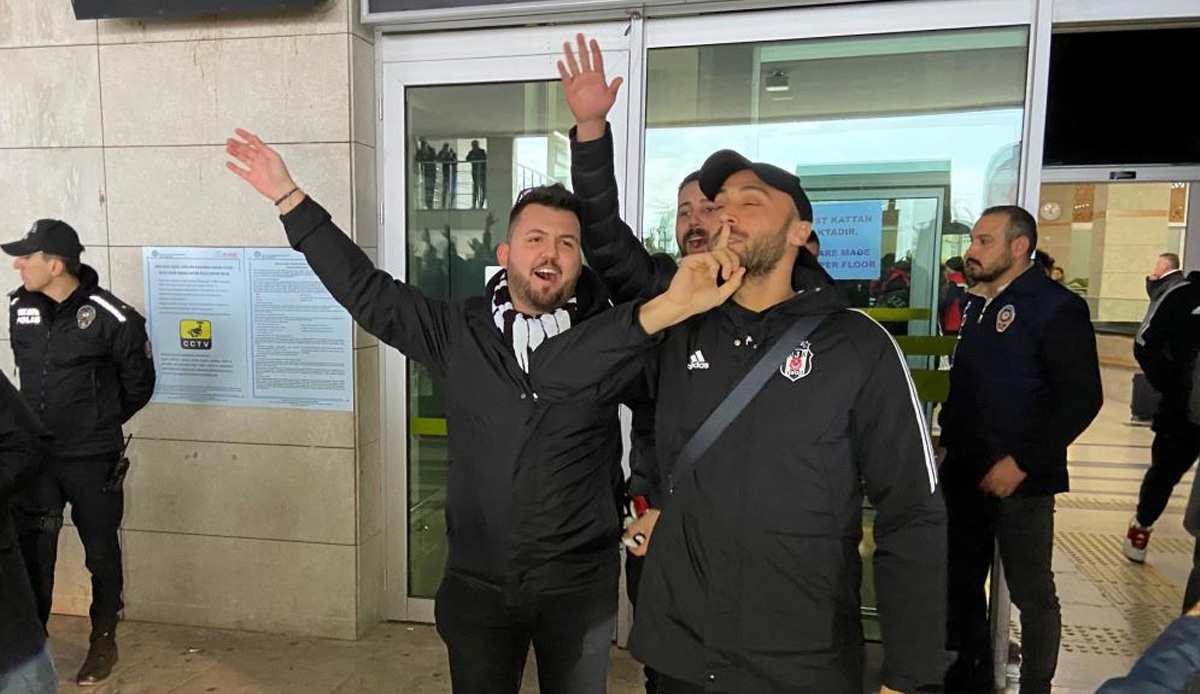 Cenk Tosun Konya'da Beşiktaş taraftarlarına üçlü çektirdi
