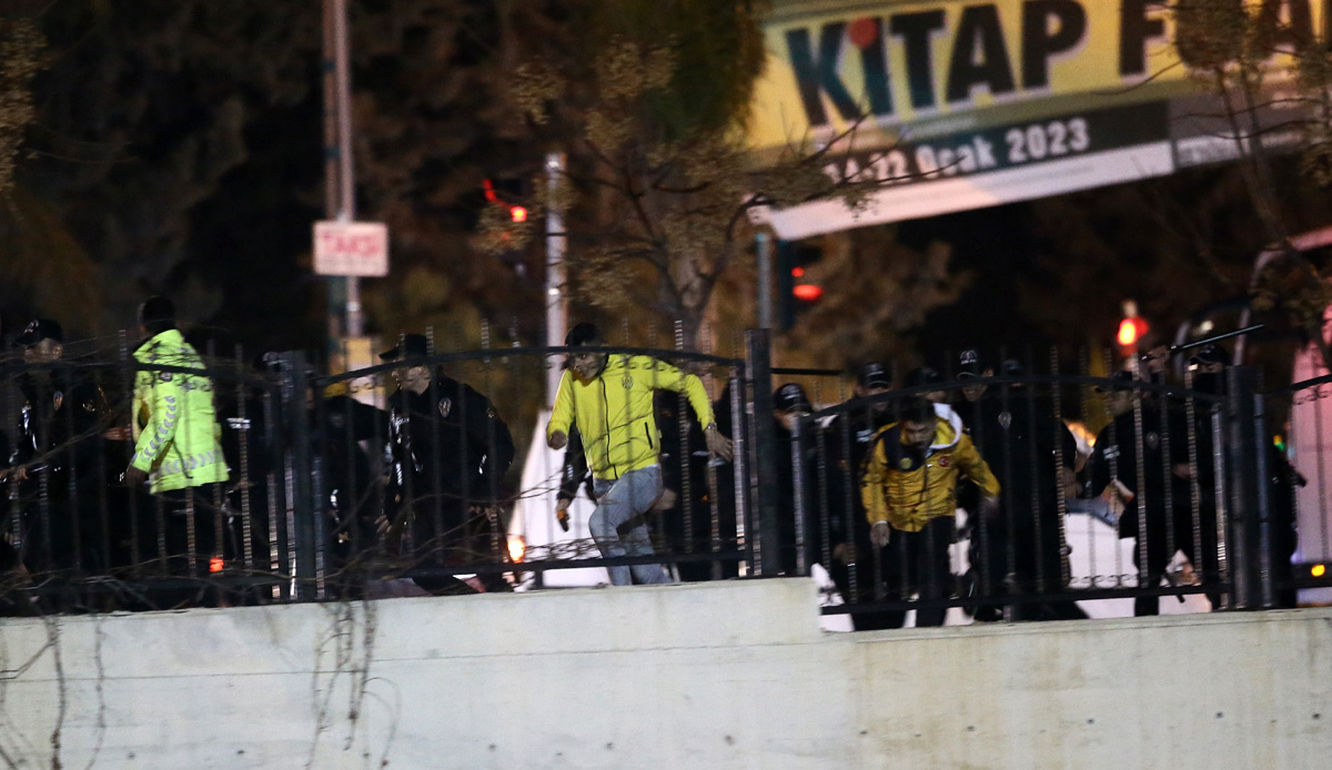 Adana'da maç sonrası arbede! Ankaragücü taraftarlarına polis müdahale etti