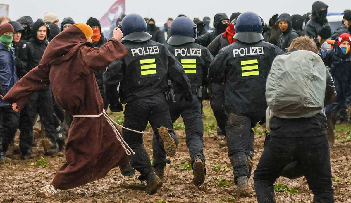 Çevrecilere müdahale eden Alman polisleri çamura battı