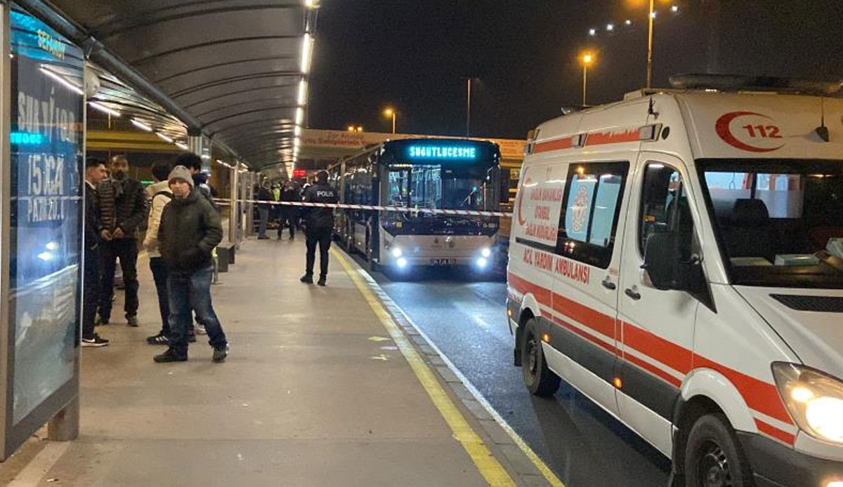 Sefaköy metrobüs durağında kan donduran ölüm! İtfaiye ekipleri cansız bedenini çıkardı