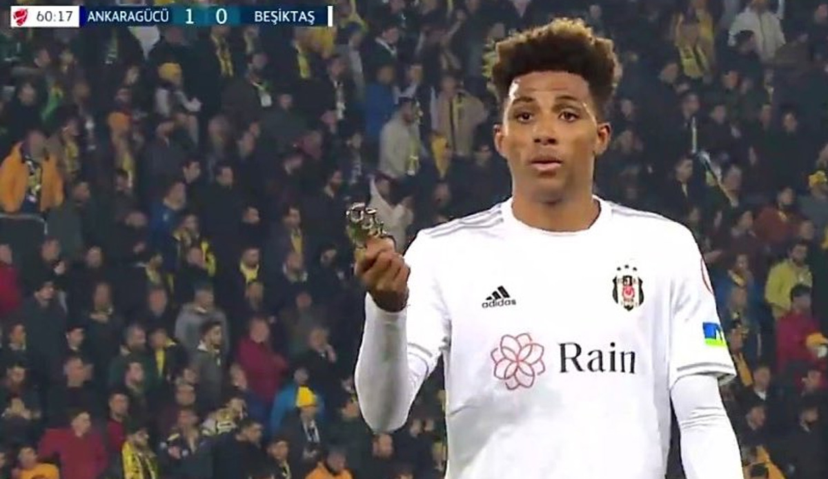 Ankaragücü Beşiktaş maçında hayrete düşüren yabancı madde! Sahaya muşta attılar!