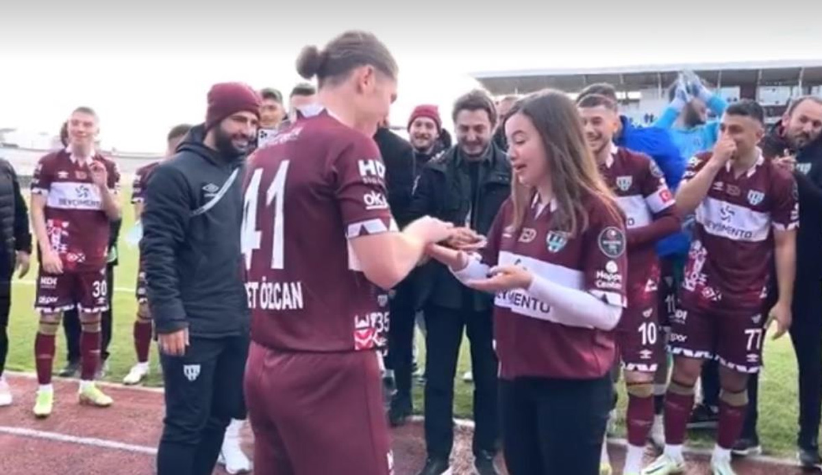 Bandırmasporlu futbolcu Mehmet Özcan maçtan sonra evlenme teklif etti, galibiyet üçlüsü "yenge" için