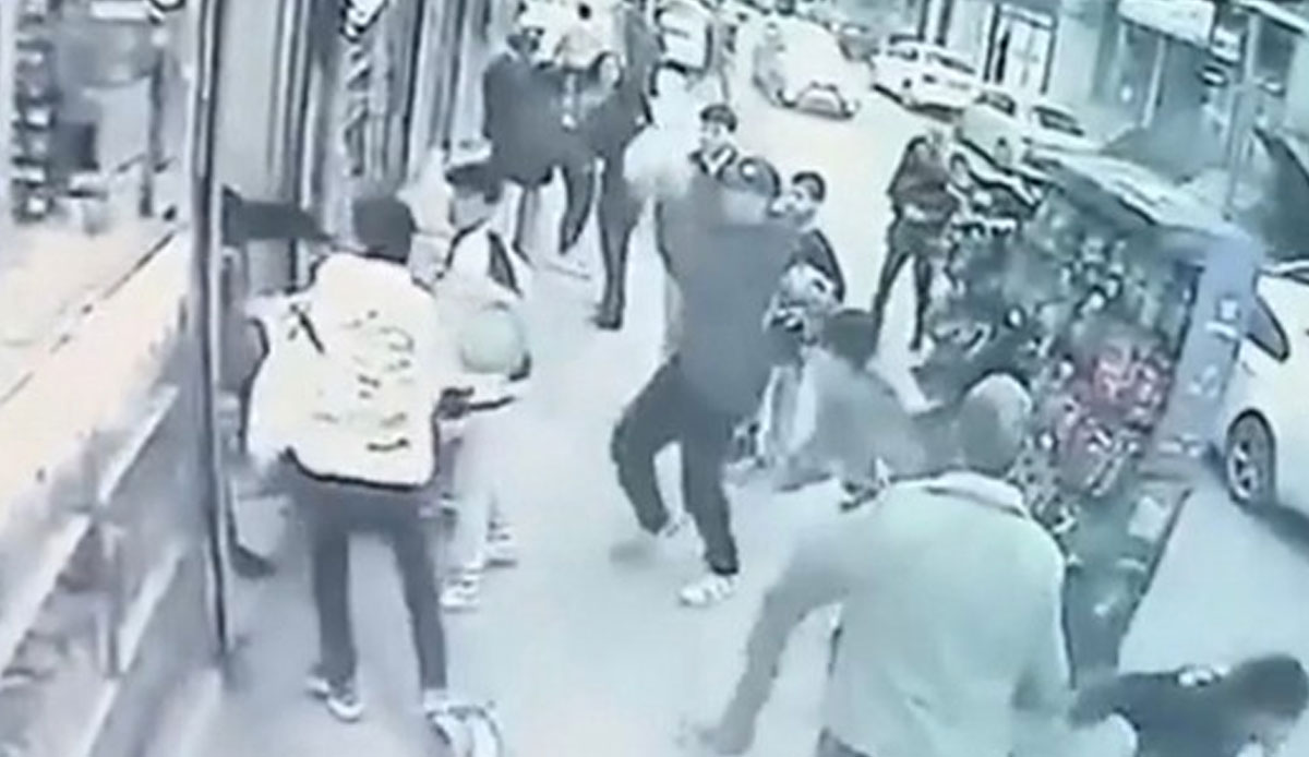 Kavgayı ayırmak isterken yüzüne tüpü yedi