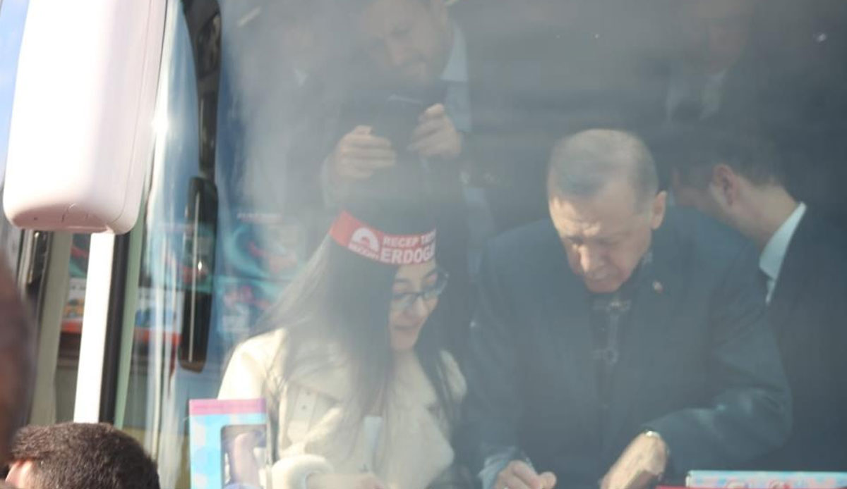 Cumhurbaşkanı Erdoğan'a kitabını imzalatınca gözyaşlarına hakim olamadı