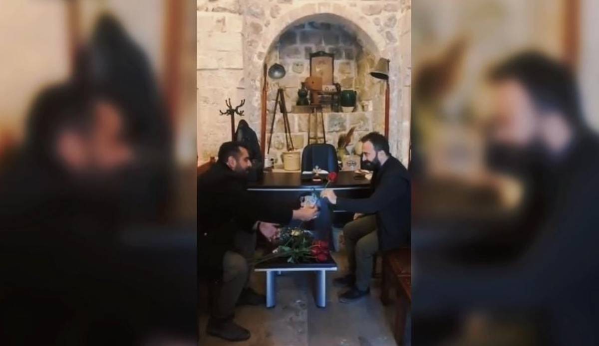 İsveç’teki skandala, kiliselerde gül dağıtarak cevap verdiler