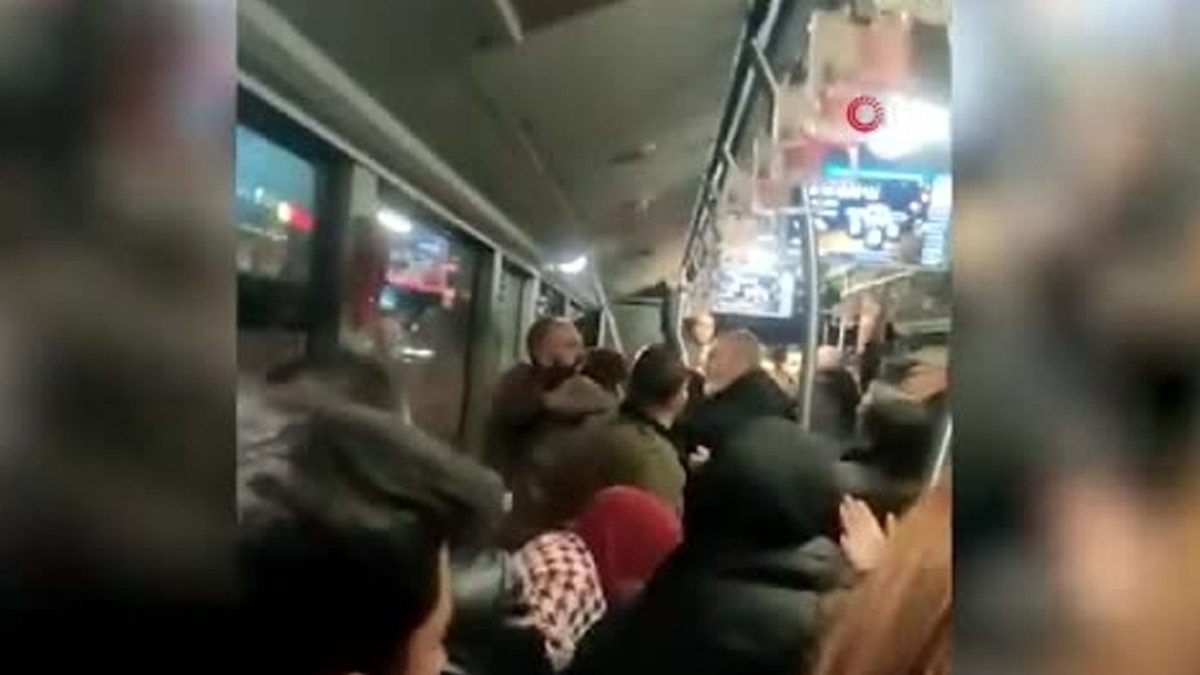 Metrobüste “Ayağıma bastın” kavgası, yumruklar havada uçuştu! O anlar kamerada