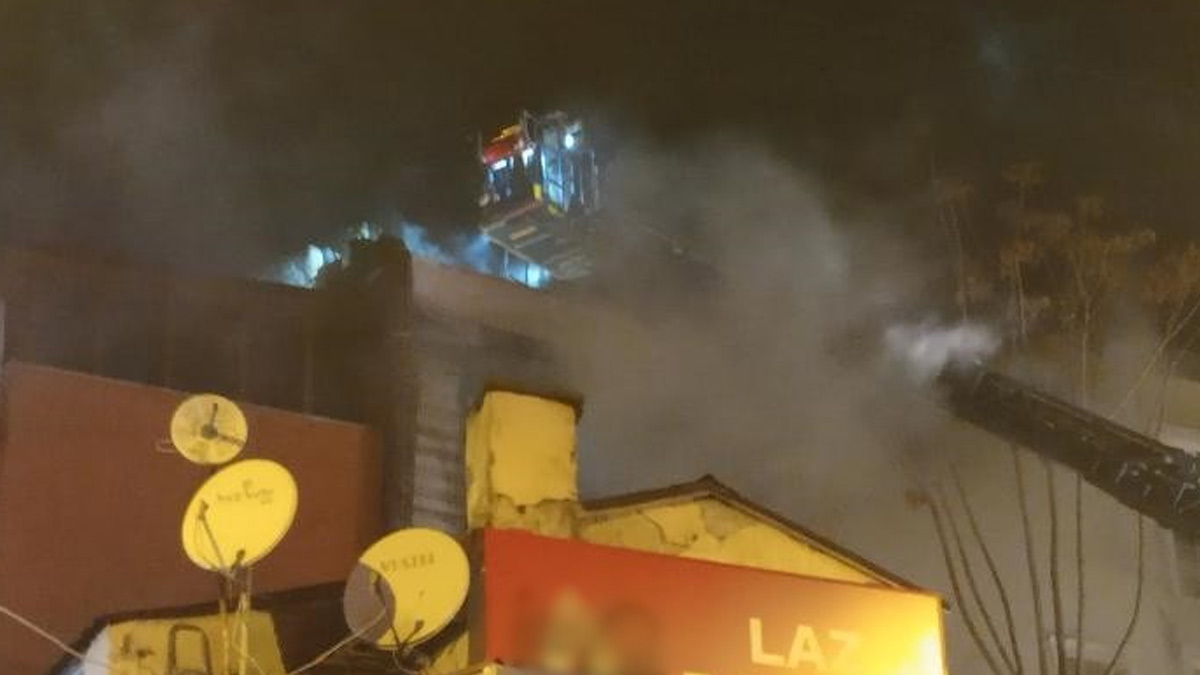 Beyoğlu’nda 4 katlı ahşap bina alev alev yandı, dumandan zehirlenen bir kedi öldü