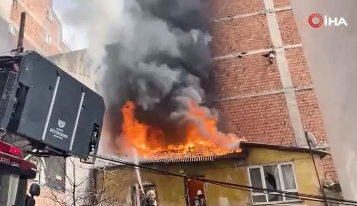 Kağıthane'de bir evde yangın çıktı, alevler yan binaya sıçradı! Ekiplerin müdahalesi sürüyor