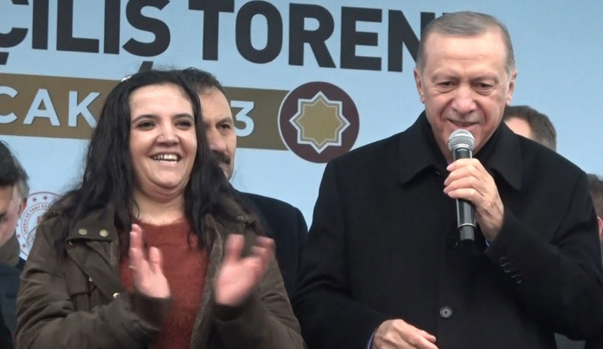 Sahneye çıkıp Cumhurbaşkanı Erdoğan ile şarkı söyledi: Hala çok heyecanlıyım, ayaklarım titriyor