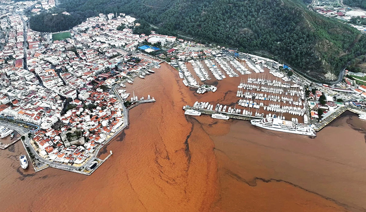 Marmaris ve Bodrum'u fırtına vurdu! Denizin rengi bile değişti