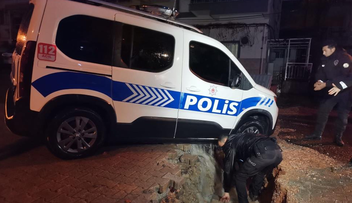 İzmir sağanak yağışa teslim! Yollar göle döndü, polis aracı çöken yola düştü