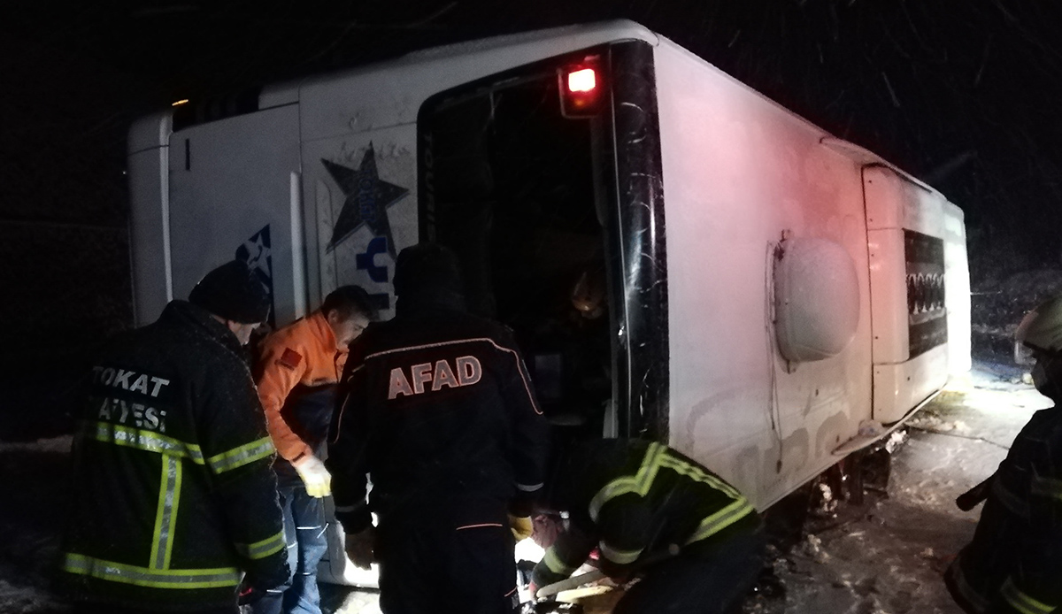 Tokat'ta yolcu otobüsü devrildi: Ölü ve yaralılar var