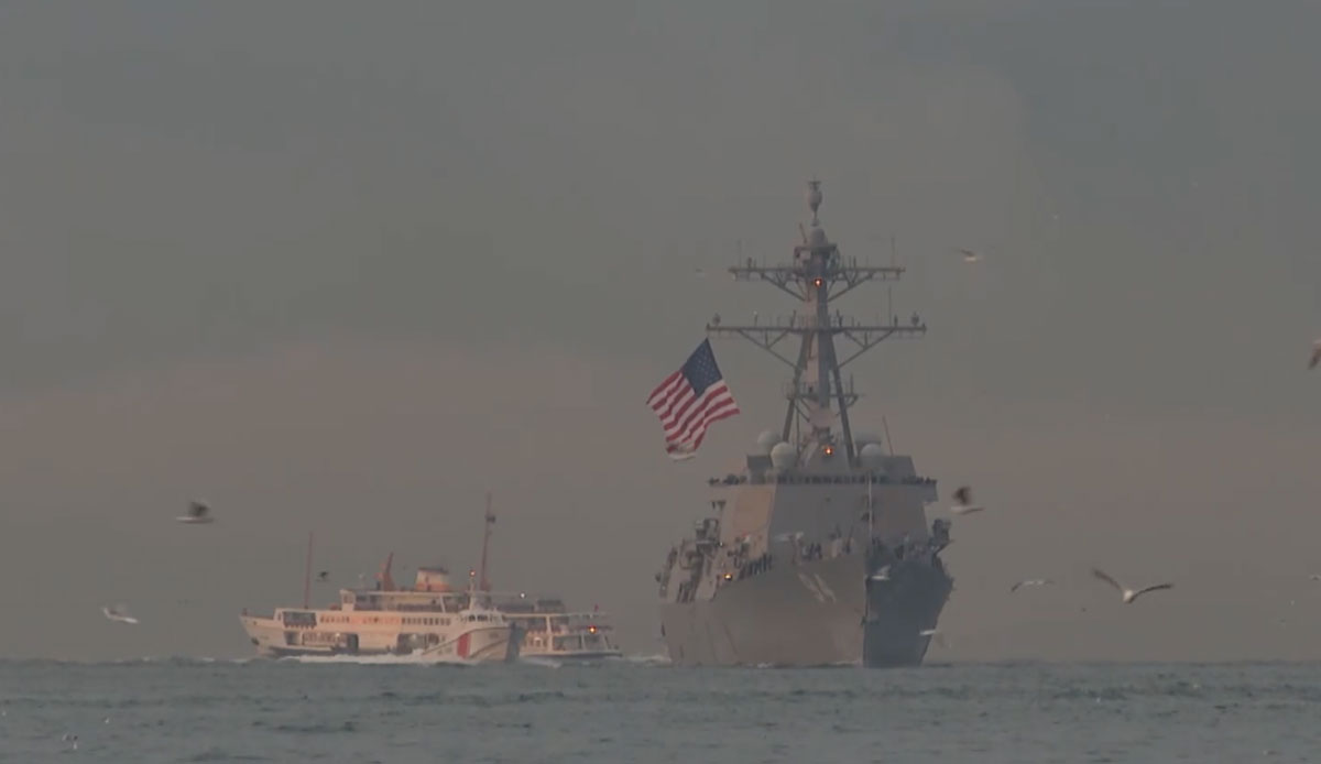 ABD donanmasına ait savaş gemisi boğazda bekliyor