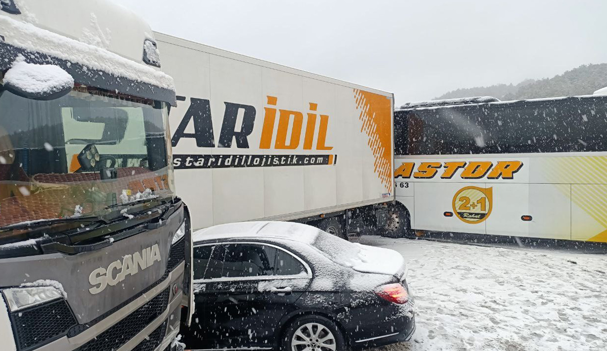Bolu'da zincirleme kaza: Anadolu otoyolunun İstanbul yönü trafiğe kapatıldı