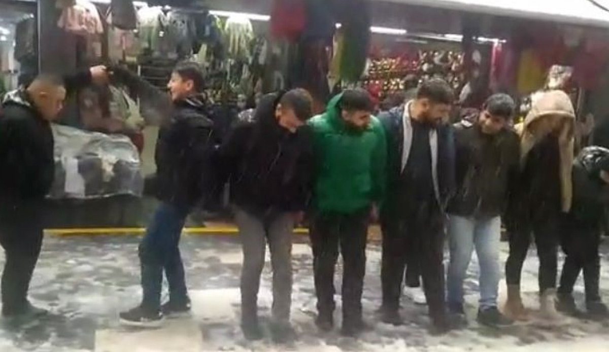 Diyarbakır'da renkli anlar! Kar yağışı halayla karşılandı