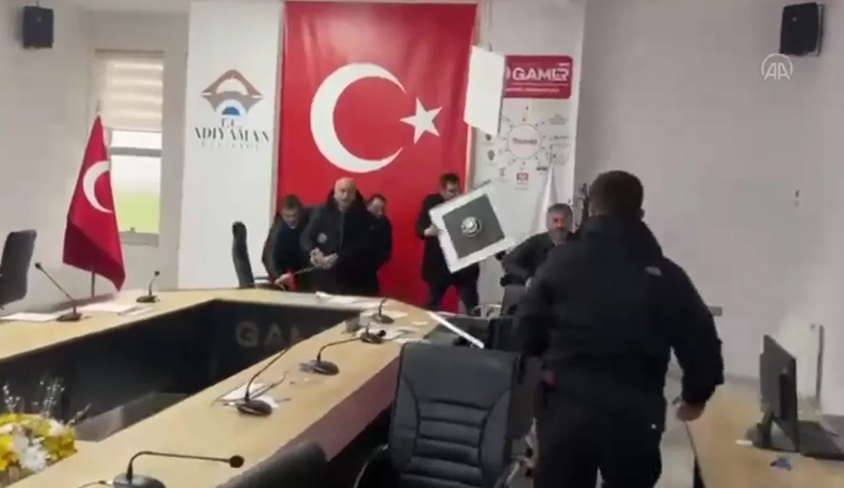 Bakan Karaismailoğlu 7,6'lık ikinci depreme toplantıda yakalandı: O anlar saniye saniye kamerada