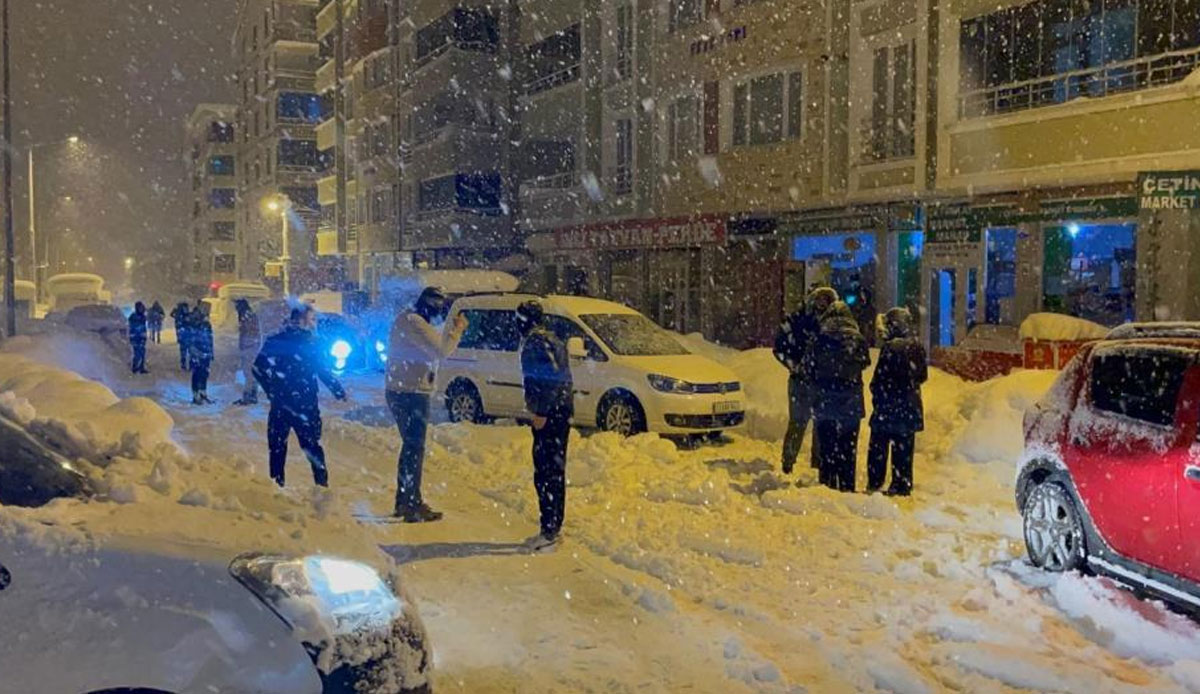 Kahramanmaraş’taki deprem Bitlis’te de şiddetli bir şekilde hissedildi: Camilerden sela sesleri yükseldi