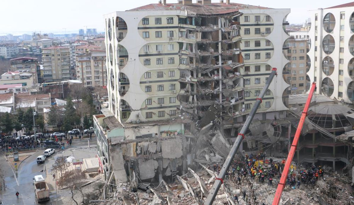 2 kişinin öldüğü, 106 kişinin yaralandığı iş merkezinin çökme anı kamerada: Toz bulutu alev topu gibi yayıldı