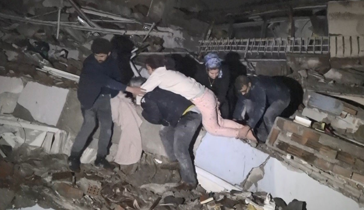 Ailesi elleriyle kazıp kurtardı: Kader'in yüzü tam 16 saat sonra güldü