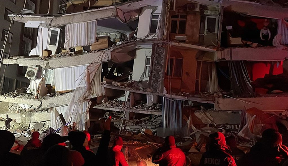 Kahramanmaraş depreminin hissedildiği illerde göçük! Birçok ilde binalar çöktü
