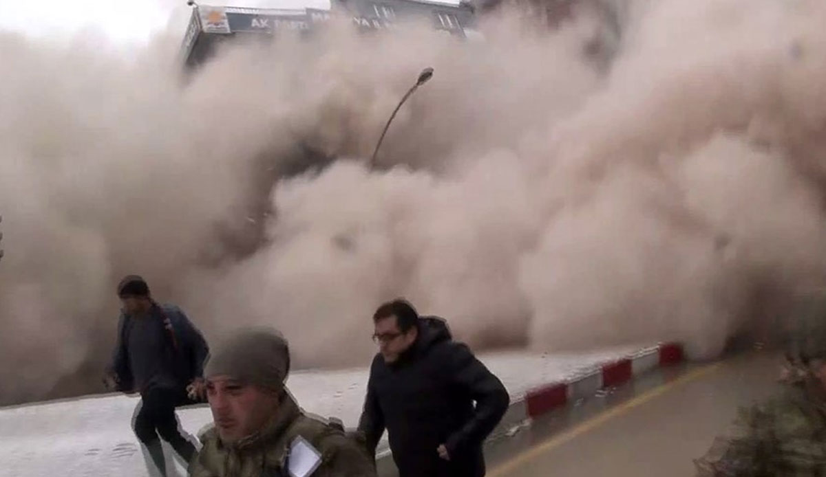 Kahramanmaraş'ta 7 katlı bina saniyeler içinde yerle bir oldu
