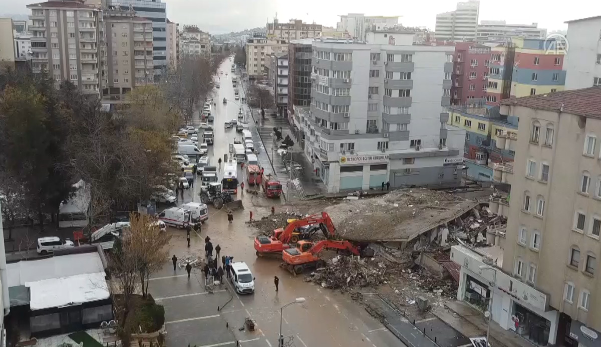 Gaziantep'ten sevindiren haber! Anne ve kız 30 saat sonra enkazın altından kurtarıldı