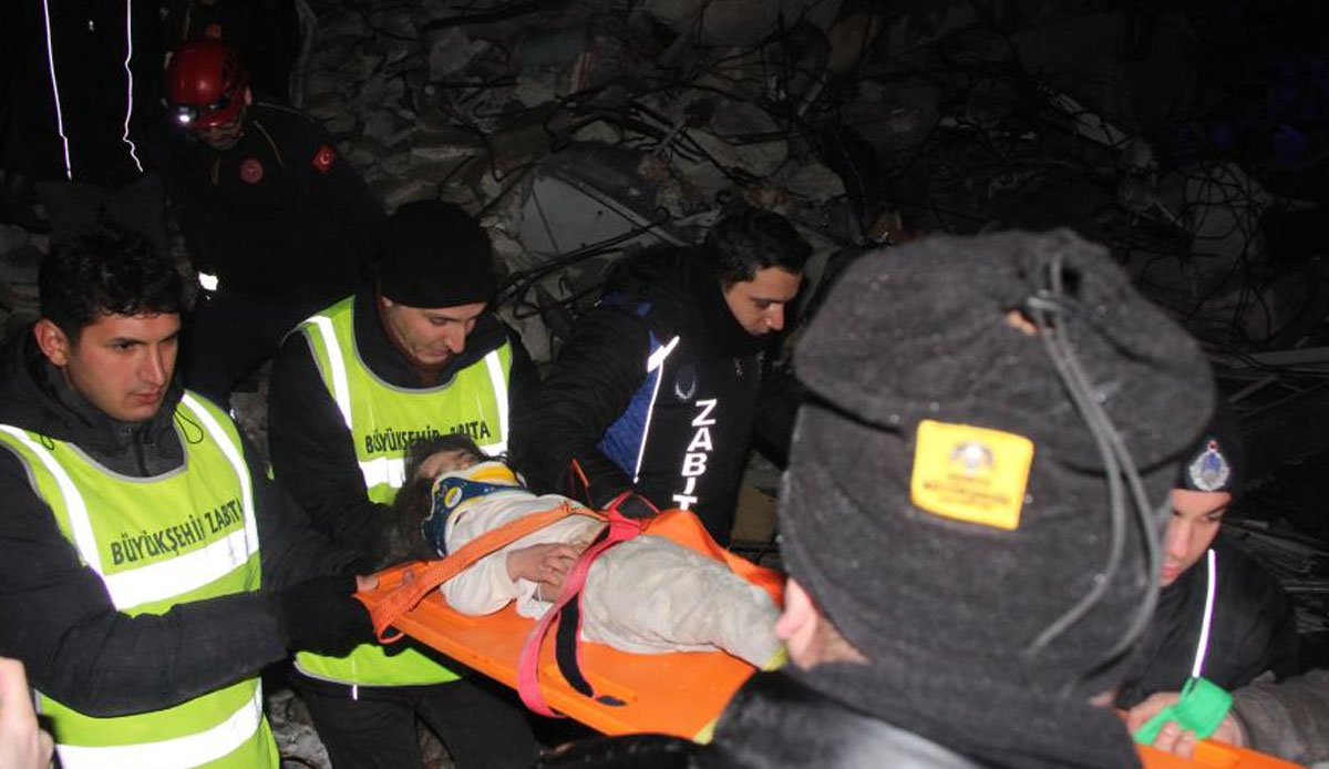 Hatay’da 26 saat sonra gelen mutluluk: 2 kız çocuğu enkazdan kurtarıldı