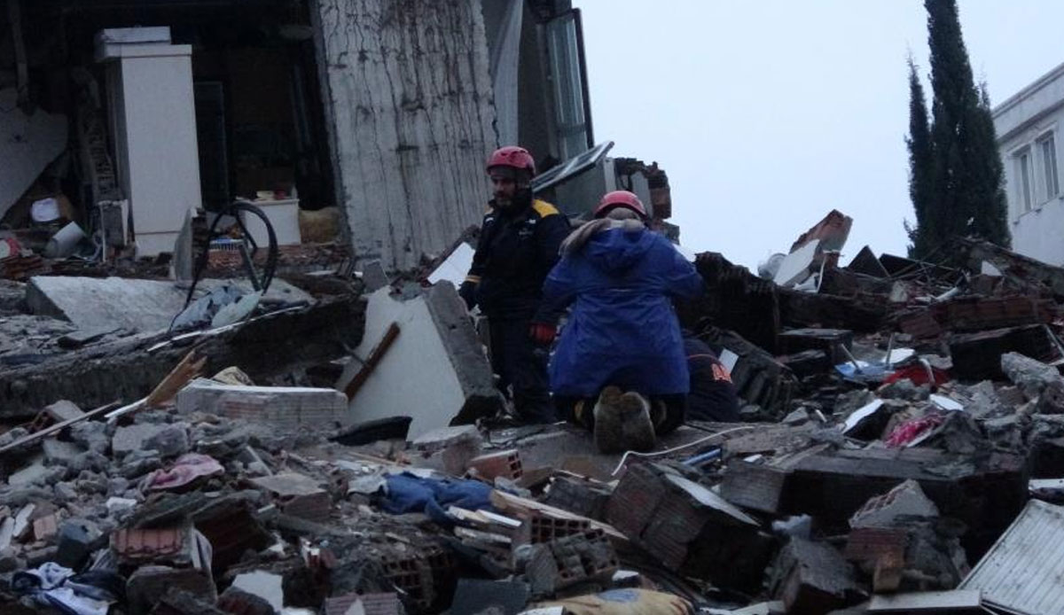 Adıyaman’da acı bekleyiş: Enkaz başında gözyaşına boğuldu