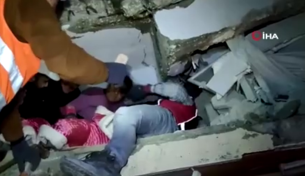 Sevindiren bir haber de Hatay'dan! Baba ve engelli kızı 38 saat sonra enkaz altından sağ çıkarıldı