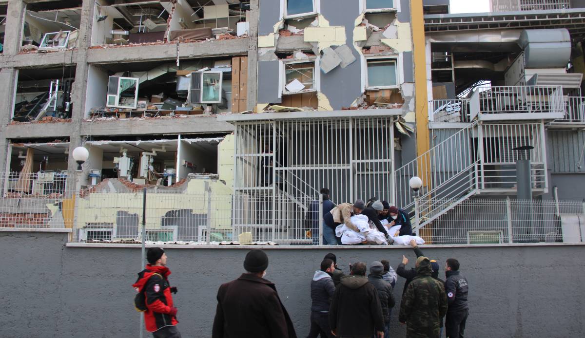 Depremde hastanede mahsur kalan hastaları, İHA muhabirleri kurtardı