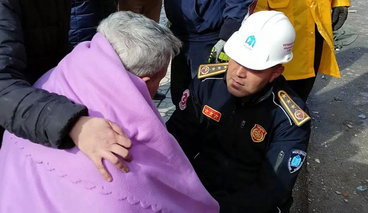 İtfaiye eri enkazdan çıkardıkları yaşlı adama kendi botlarını verdi