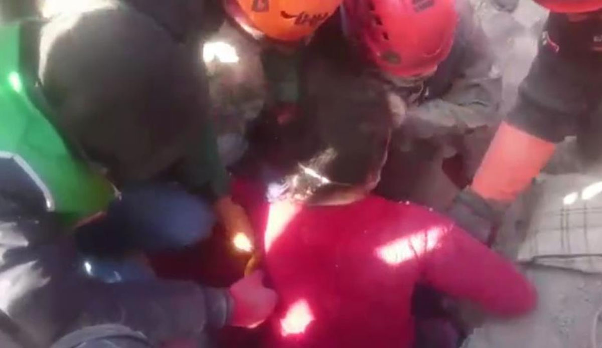 40 saat sonra enkazdan emekleyerek çıktı, gözyaşları ve alkışlarla karşılandı!