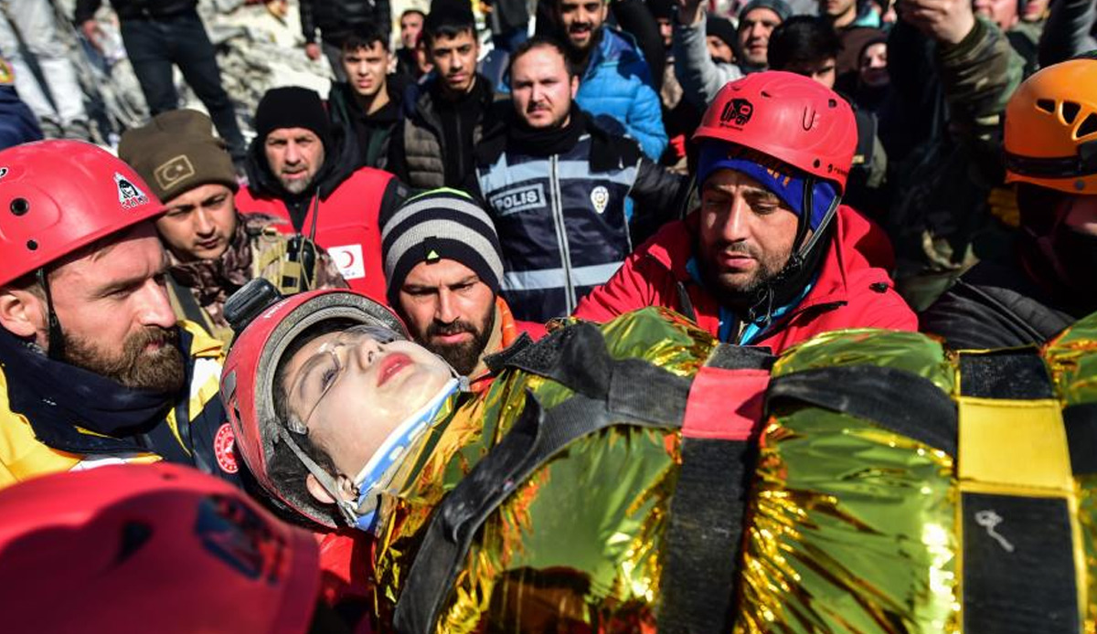 1 hafta önce yaptıkları deprem tatbikat hayatlarını kurtardı! 80. saatte polis memuru ve kızı sağ çıkarıldı