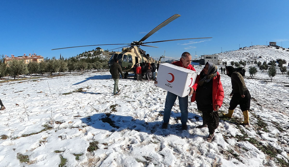 Kızılay ve TSK’dan depremzede köylere helikopterle yardım