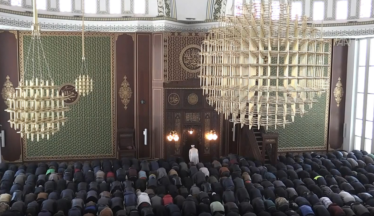 Felaketin ardından kılınan ilk cuma namazında deprem oldu! Cemaat 4.2 ile sallandı