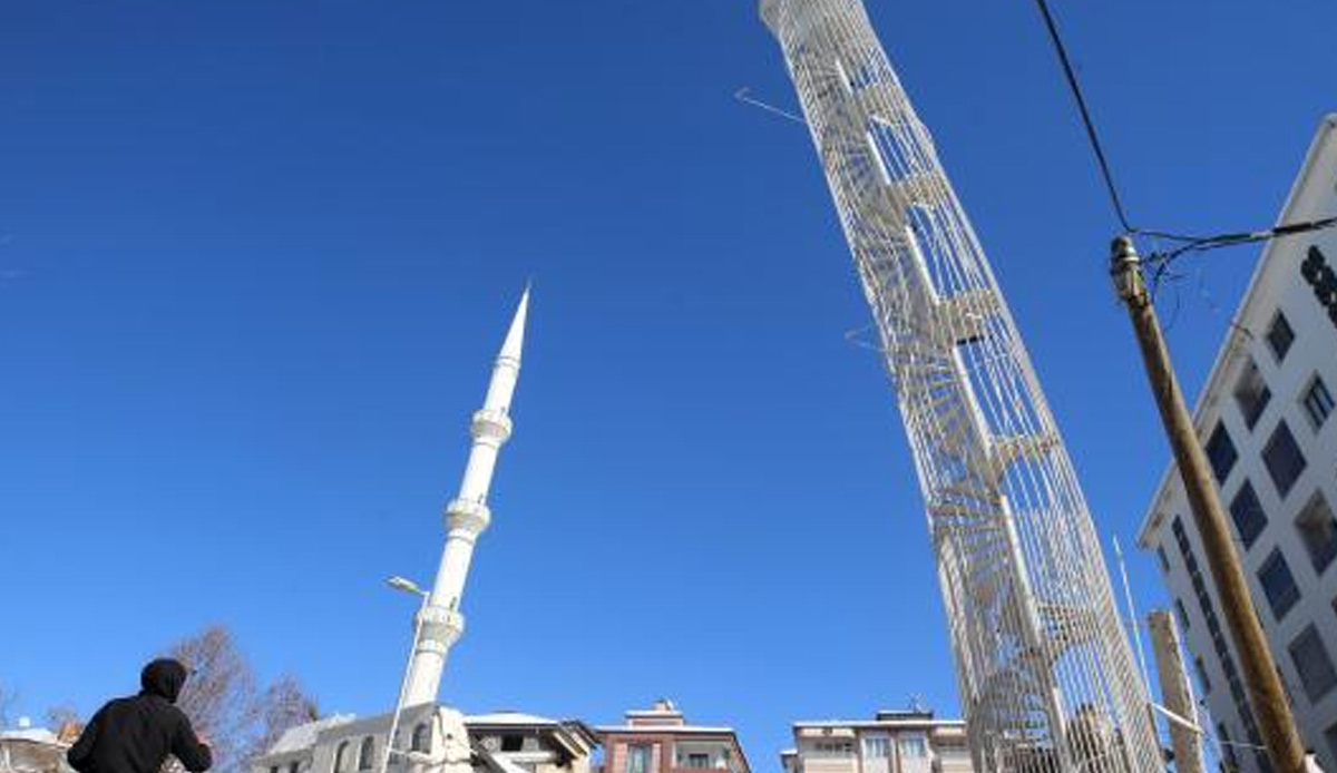 Koca binadan geriye yalnızca yangın merdiveni kaldı!