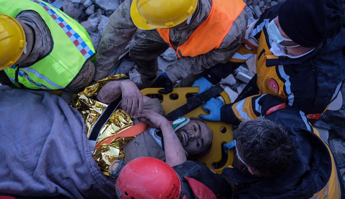 Kepçe operatörünün dikkati hayatını kurtardı: 108 saat sonra enkazdan çıakrıldı