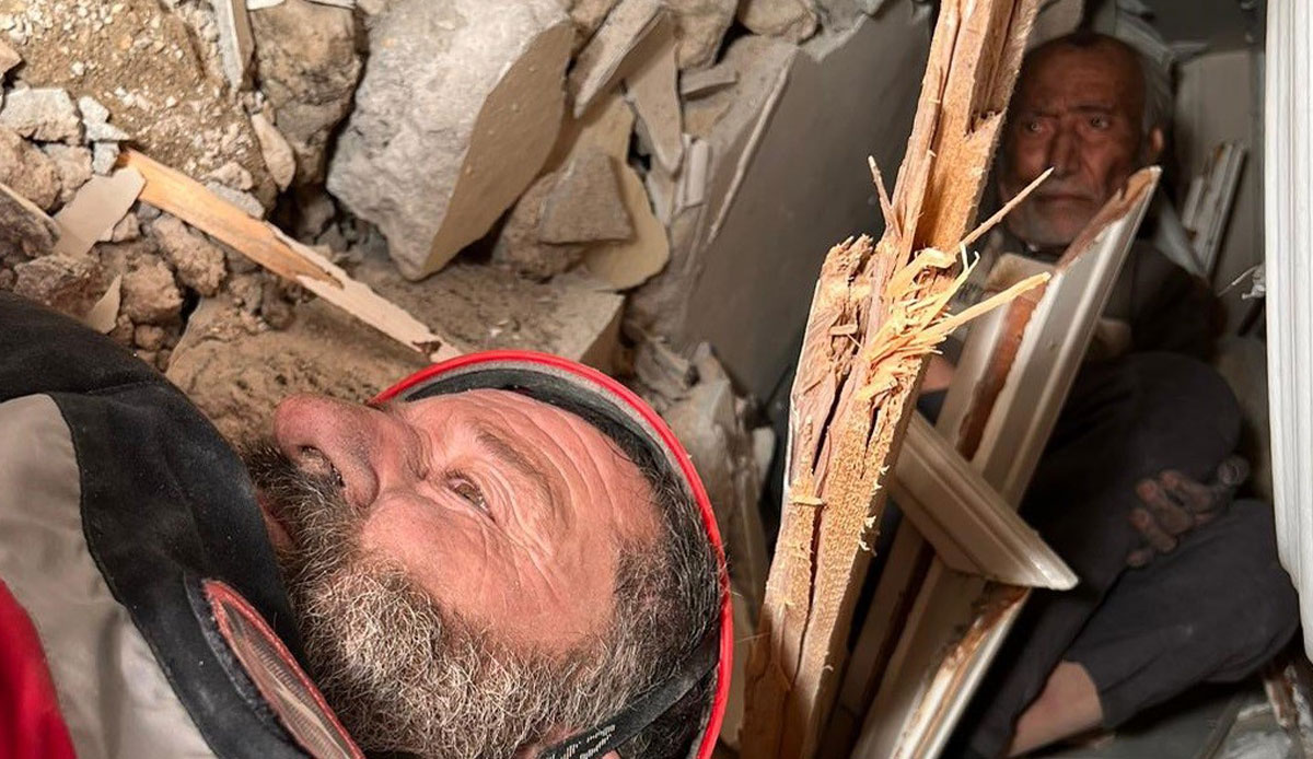 86 yaşındaki Yaşar dedeyi enkazdan 'aslansın' diyerek çıkardılar