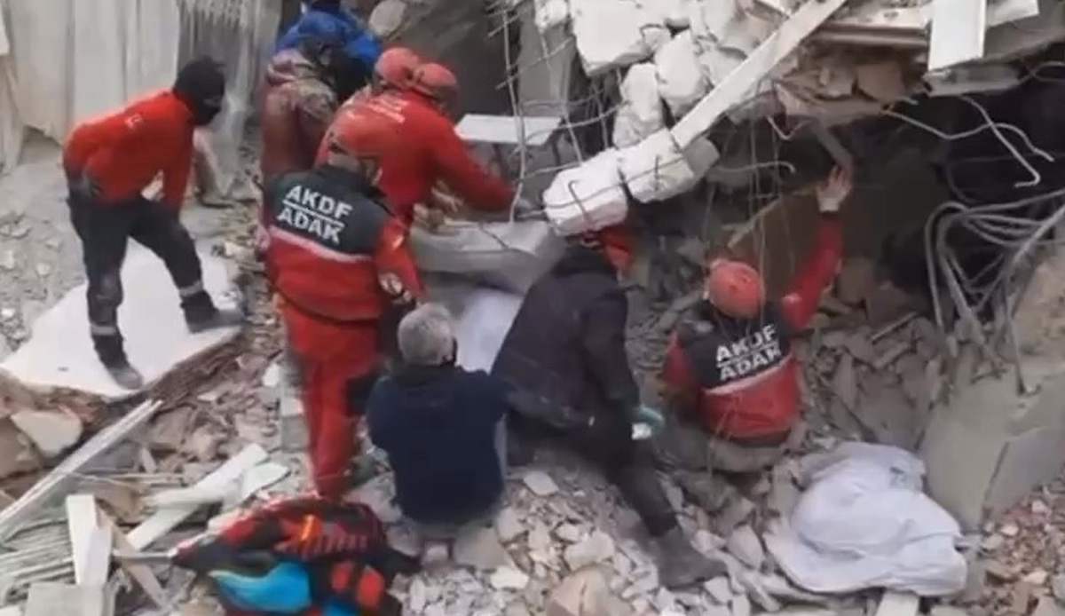 Hatay'da enkaz çalışmalarında korku dolu anlar! Kurtarma ekibi göçük altında kaldı, o anlar anbean yansıdı
