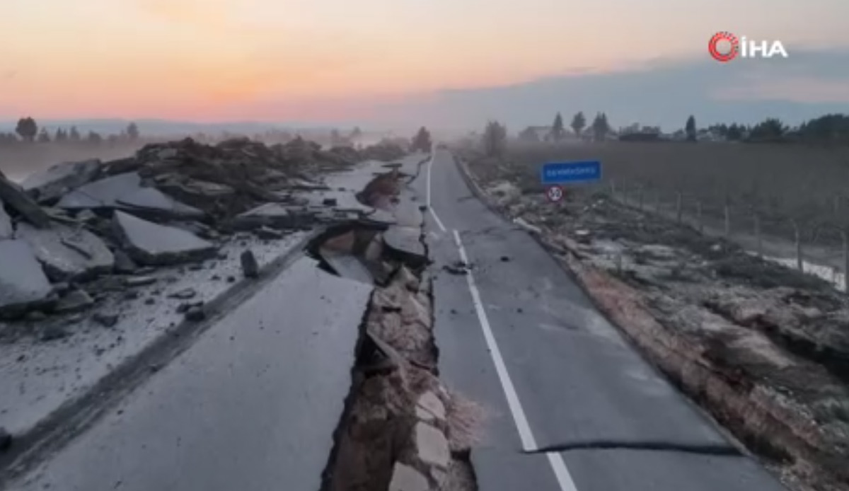 Depremin vurduğu Antakya'da yol yarıldı! Dev çukurlar havadan görüntülendi