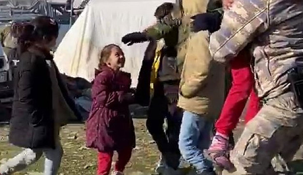 Çadırkentte duygulandıran anlar: Askerlerle depremzede çocukların çikolata tadında buluşması