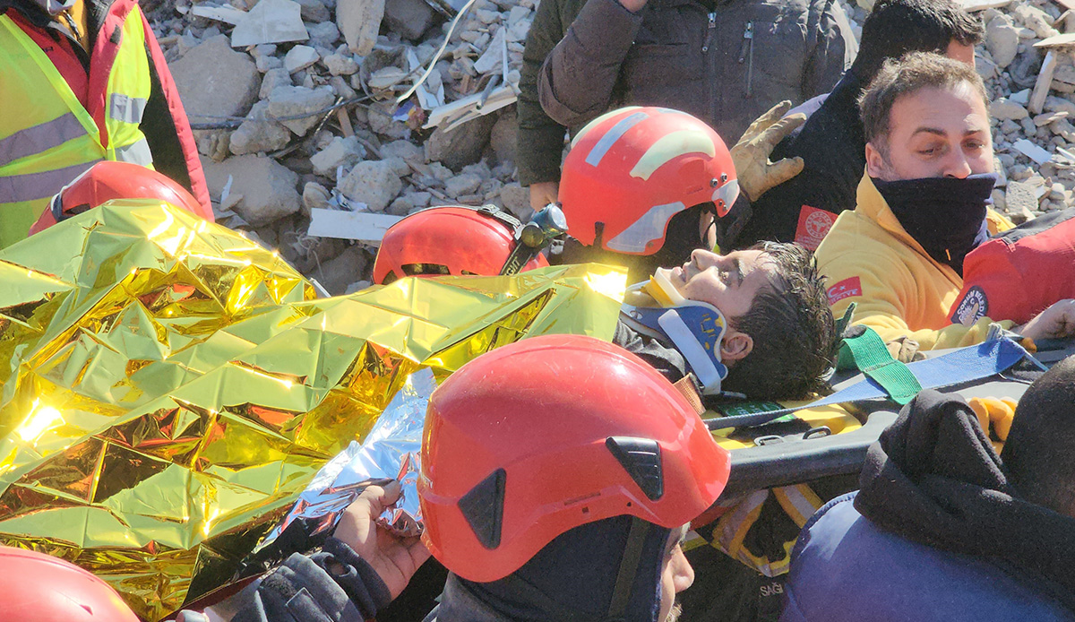 Depremin 152. saatinde 8 yaşındaki Ahmet kurtarıldı