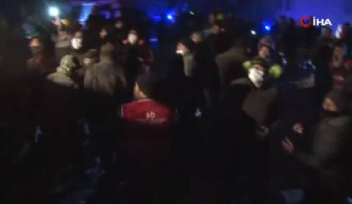 Enkaza müdahale eden ekip depreme yakalandı! Büyük panik yaşandı