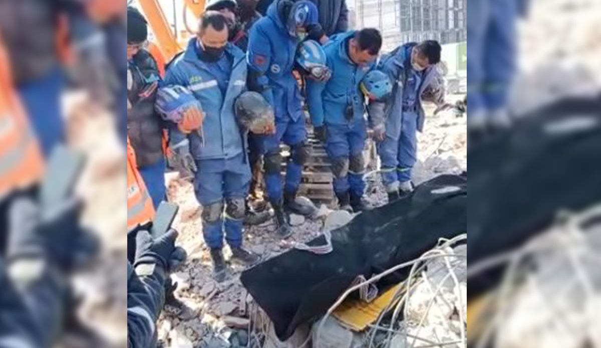 Çinli arama kurtarma ekibi enkazdan çıkardıkları cansız depremzedeye böyle veda etti