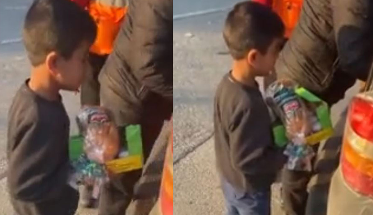 Yardım sırasındaki depremzede çocuğun hareketi duygulandırdı!