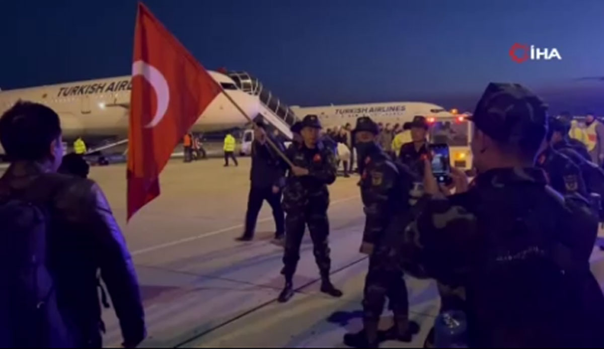 İlk kez yabancı bir ülkeye yardım gönderdiler... Vietnamlı askerler Türk Bayrağı ile Hatay’da